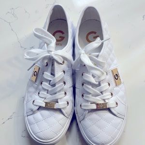 Women’s size 8 GUESS  tennis shoes.  Excellent condition worn 2times.